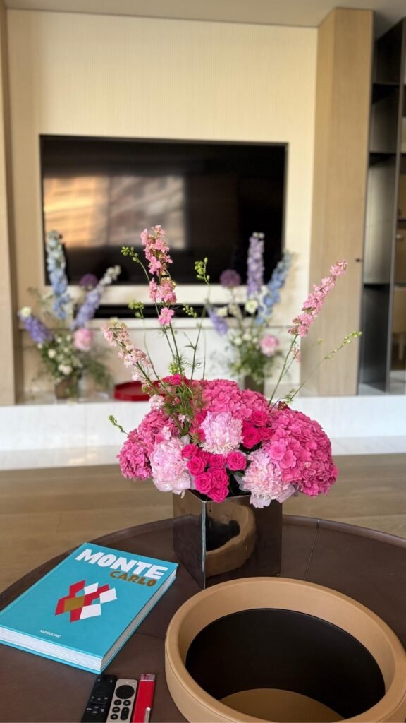 FLOWER SUBSCRIPTION Яркий букет с розами и георгинами в интерьере, идеальный для подписки на цветы.