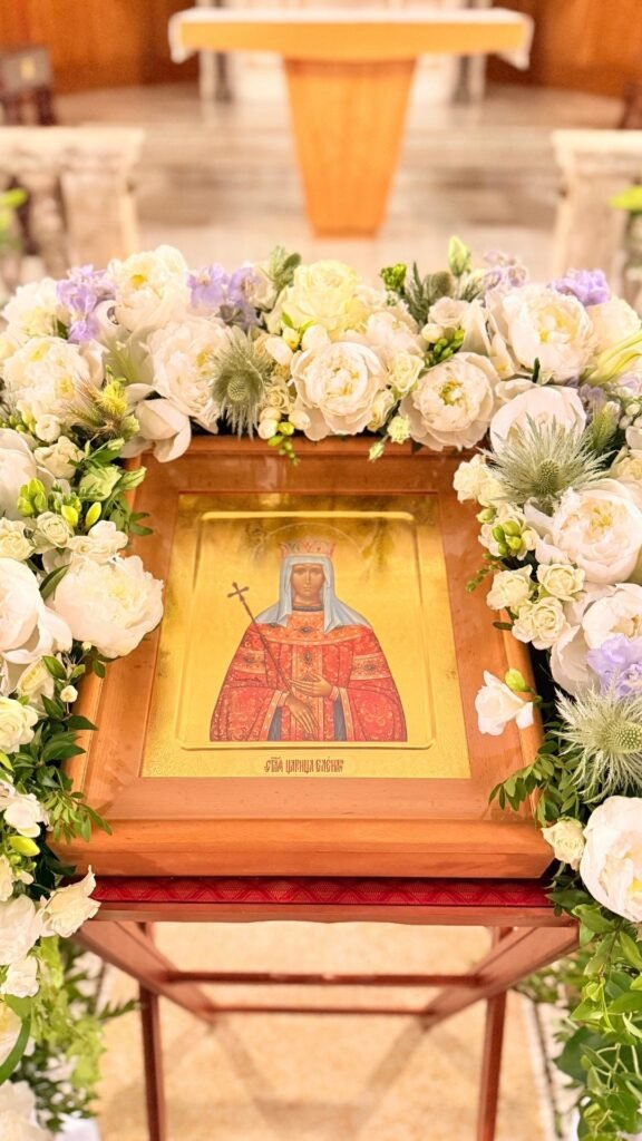 Church Floral Decoration Флористическое оформление церкви вокруг иконы с белыми и нежно-розовыми цветами.