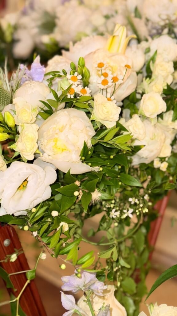 Church Floral Decoration Цветочная композиция для церковного декора, состоящая из белых и кремовых цветов.