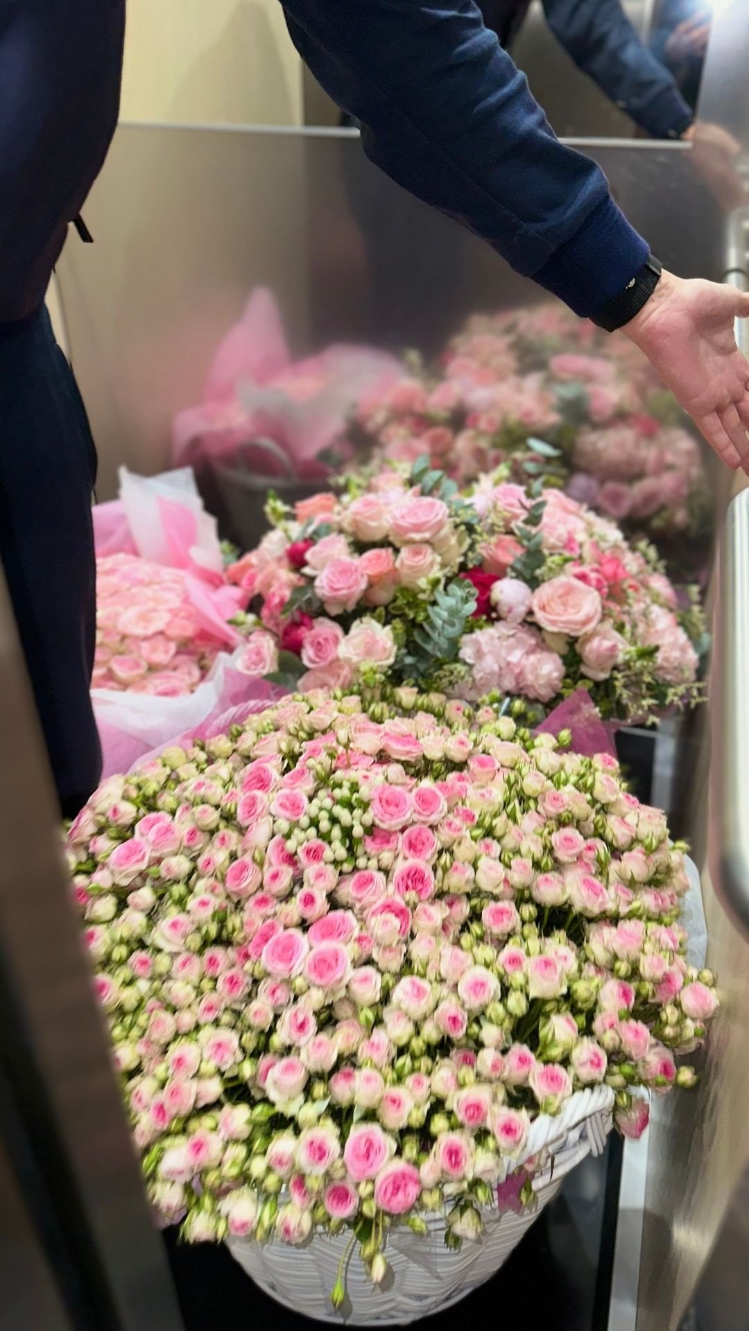 Цветы в корзине тщательно упакованы, создавая атмосферу веселья и радости. ABOUT их покупают для особых случаев.