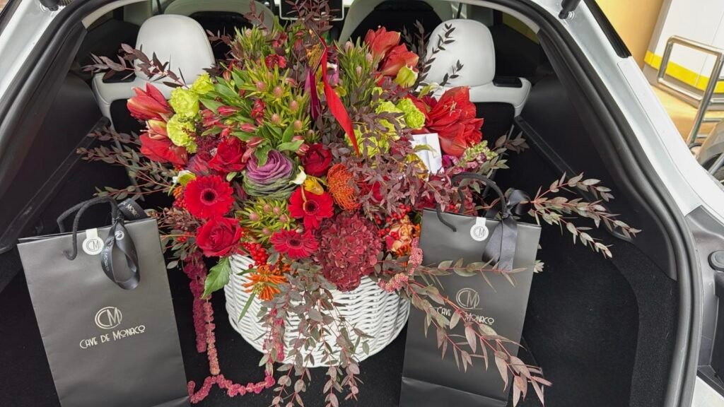 SERVICE Большая цветочная композиция в белой корзине и подарочные сумки сервиса.