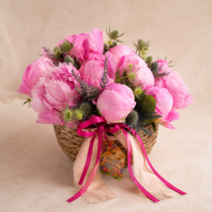 Peony Compliment XXS mini peony basket with seasonal flowers in Monaco